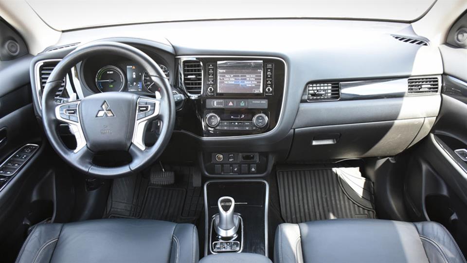 کابین میتسوبیشی اوتلندر PHEV